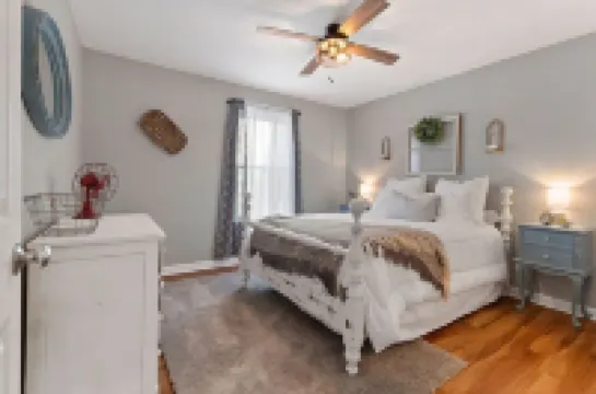 Cozy Coastal Farmhouse Beach condo w/ pool