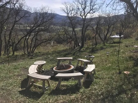 Charming 3 Bedroom family house with hot tub on 2 acres panoramic views Отели рядом с Аэропорт Питкин Каунти