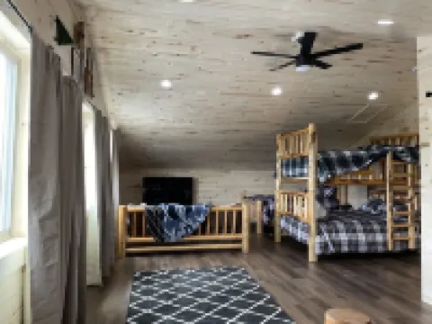 Brand new Cabin! Hot tub, fire pit, large porch, space for families, views.