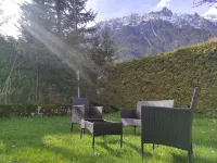 LOVELY AND TIPICAL MOUNTAIN CHALET IN FRONT OF MOUNT BLANC, 800 ME FROM CENTER
