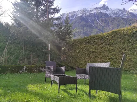 LOVELY AND TIPICAL MOUNTAIN CHALET IN FRONT OF MOUNT BLANC, 800 ME FROM CENTER
