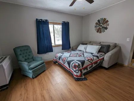 Cozy Oak Street Cottage