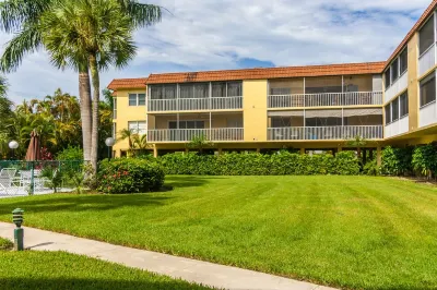 Condo with Boat Dock, 1.5 miles to beach, and 2 blocks to 5th Avenue! Hotels near Naples Historical Society