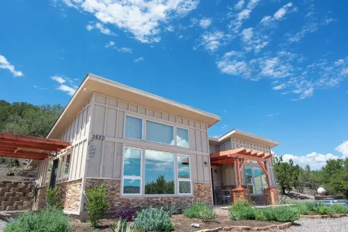 Stargazer Bungalow, Hot Tub, Pool, King Bed, Views, and No Checkout Chores!