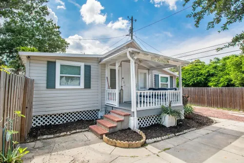 Cozy Cottage! 1 Mile from Downtown & St. Pete Pier - Bungalows