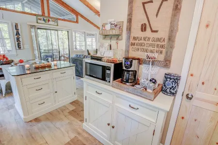 Secluded Lake Front Cabin - on Lake Hartwell, with Dock, Fenced Yard, Fire Pit. Отели в г. Гамлог