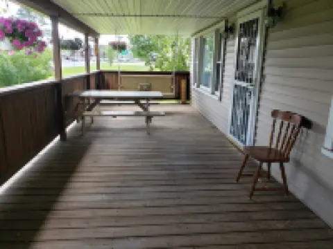 Conveniently located 2 bedroom home only minutes from hiking and state park fun!