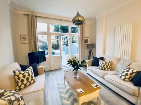 Gorgeous garden flat in Highgate with ping pong table!