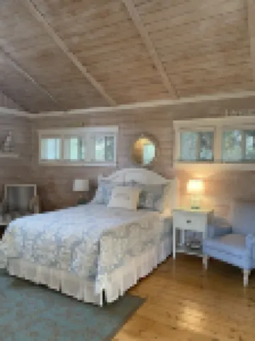Nantucket Style Guest Cottage perfectly located near Juanita Beach in Kirkland! Hotels in Kirkland