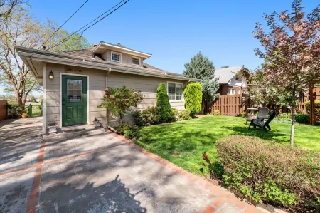 Prospect Delight - River Views, Historic Home, Walk To Town!