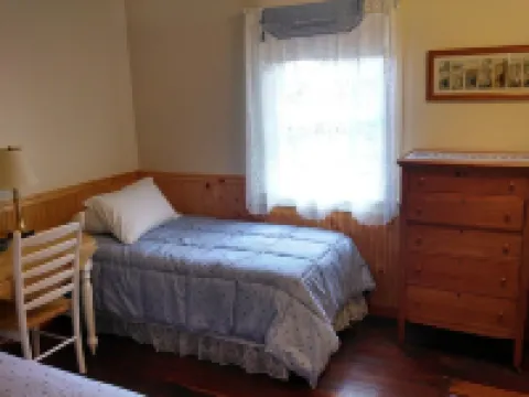 Ferndale BluffHouse --  Farm House sleeps 9; 10 acre former dairy Hoteles en Ferndale