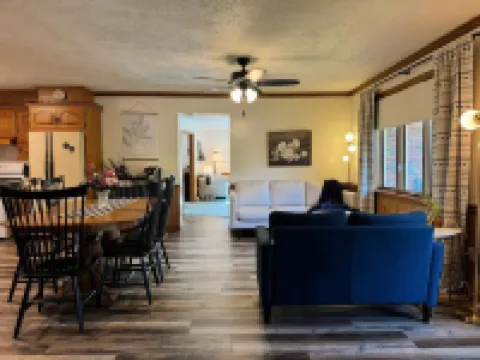Honey Run King Suite ~Between Millersburg & Berlin Hotels in Holmes County
