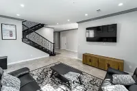 New 2022 5-Bedrooms w/9 Queen Beds Near Disneyland Hotels in Midway City