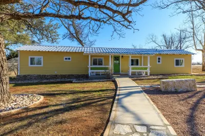 Fire pit and close access to hiking trails. Hotels near Enchanted Rock State Natural Area