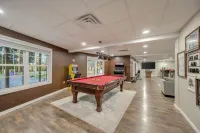 8 BEDROOM 5K Sq Ft Can Sleep 30, Minutes to Slopes and Lake, W/ VOLLEYBALL COURT - 4-Star