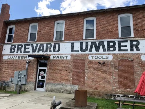 Two level home steps to Downtown, Music Center, Lumberyard District, Greenway. Hotels in Brevard