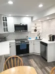 AMAZING HUGE GALLERY APARTMENT + FREE PARKING IN PRIME LOCATION