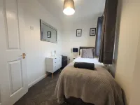 Historic Charm Meets Modern Comfort – Perfect Base in Colchester 콜체스터 호텔