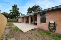 No extra Fees for your dogs....Relaxing Family Getaway 🐕-3mi to Beach