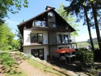 Spacious and comfortable apartment with terrace for up to 7 people Hotels in Immerath