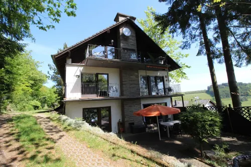 Spacious and comfortable apartment with terrace for up to 7 people