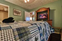 Lightning Bug Lodge - Cozy Mountain Cabin, Peaceful/Quiet Area, Hot tub!