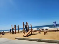 Beach relaxation & activities 맨하탄비치 호텔