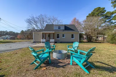Fire Pit🔥 Walk to Town. 1st floor King Bed & Walk in Shower! Monthly Discounts!