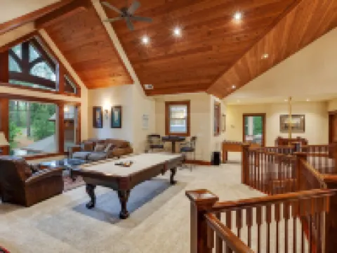 Cdas Finest Secluded Waterfront Estate 7000 Sq ft 5 Forested Acres-Close to Town ポスト・フォールズのホテル