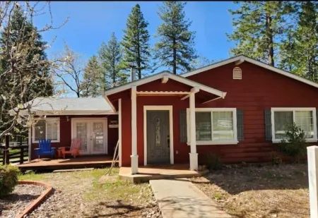 Family Friendly Shasta Home with Hot Tub