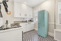 Artful Escape • Minutes to Salem, Beach and Train to Boston • Private Parking