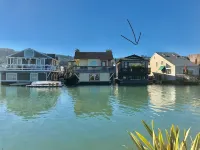 Cozy & Cute Sausalito Boathouse