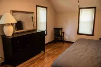 Cozy Two Bedroom Home in Quiet Neighborhood!