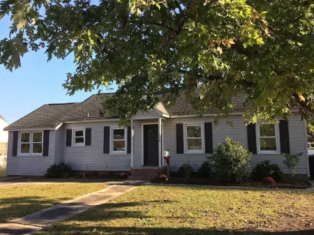 Newly remodeled 3 bdrm, walk to park, restaurants