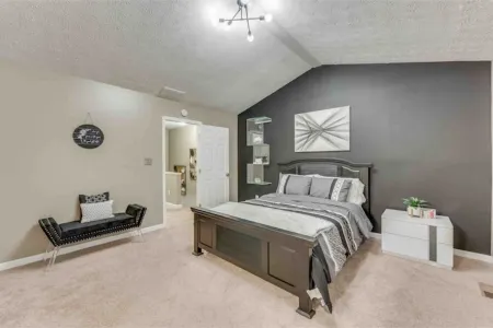 Beautiful 2 bedroom home located by Airport