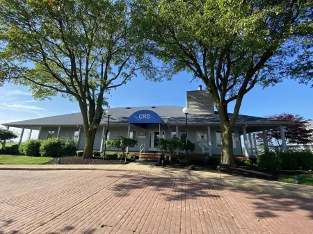 Beautifully Decorated Condo with a waterfront view - 5 min from Jet Express!