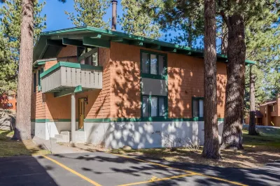 Spacious Updated 4BR Condo Next To Shuttle Stop! Hotels near The Village at Mammoth Gondola Station - Canyon Lodge (Winter Only)