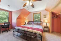 Pet-Friendly 5BR 3.5BA Cabin on 6-acres Sleeps 15, Game Room, Deck, Dells 10min