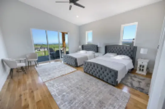 LAKE EFFECT LODGE, Full Ideal Beach Access: Pool~Hot Tub~Mini Golf~Sports~Games