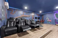 Stunning Themed Villa, Family Friendly-15 Bedrooms, Theater-Game Rm, Sleeps 32