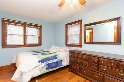 Spacious Private Home with Large Deck Goodwill Industries of Southwestern Michigan附近的飯店