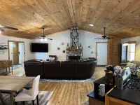 Wonderful cabin tucked in the woods /w Hot tub