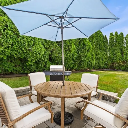 Shore Cottage - Coastal gem, a traveler favorite! Outdoor patio, central AC.