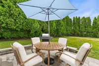 Shore Cottage - Coastal gem, a traveler favorite! Outdoor patio, central AC.