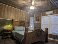 Charming, unique 3-bedroom house in Junction with AC, WiFi, Pet Friendly
