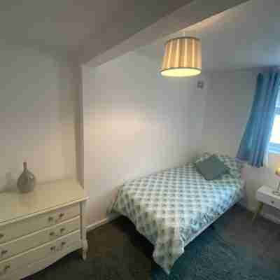 Comfy 2 Bed flat, parking, quick walk to the beach. Rooms