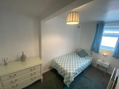 Comfy 2 Bed flat, parking, quick walk to the beach. Hotels near Rhyl Botanical Gardens