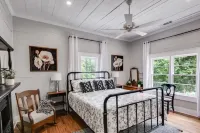 Ella 1862- Charming 1862 home in historic downtown. Close to Adamson Square.