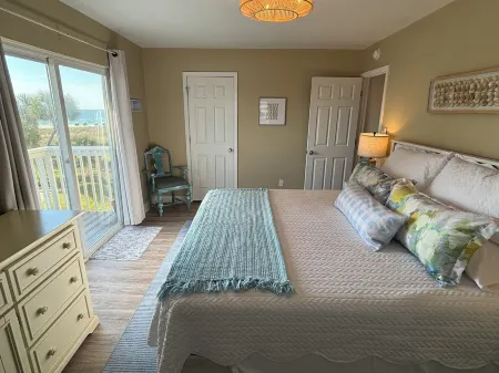Oceanfront-Private Beach-3 minute walk to Flora-Bama-Townhouse-6 Unit Building Отели рядом с достопримечательностью «Perdido Key Beach»