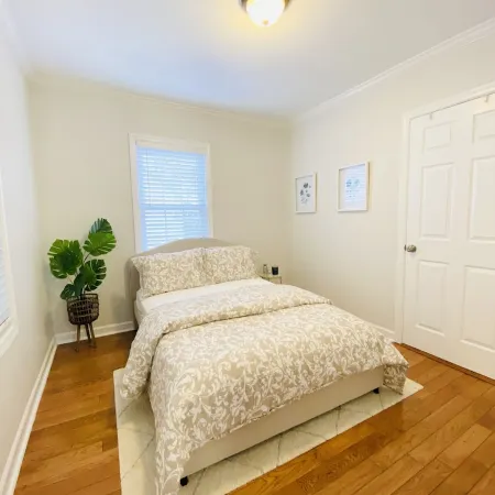 Family-Friendly 2Br with Parking Near NYC + Hospital